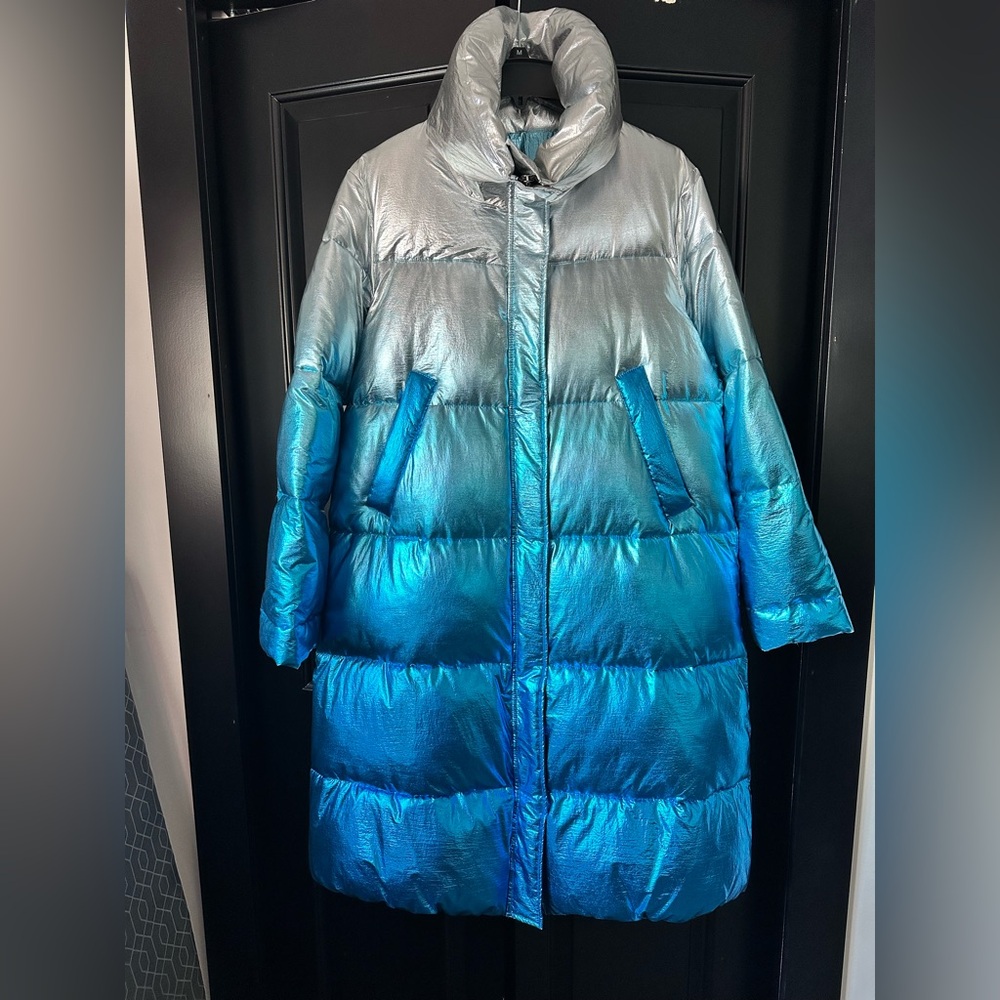 Like new Metallic Silver-to-Blue Long Puffer ‘Canadian’. Size 4-6 US